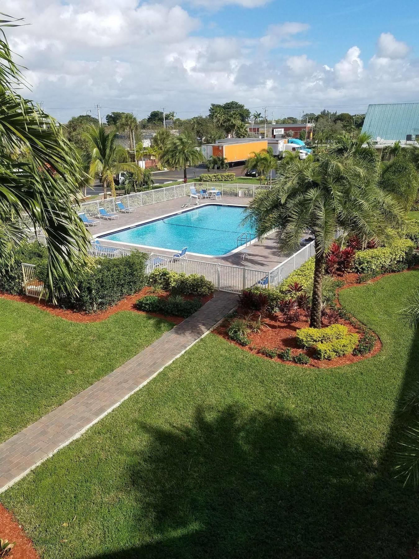 Budgetel Inn Pompano Beach Exterior photo