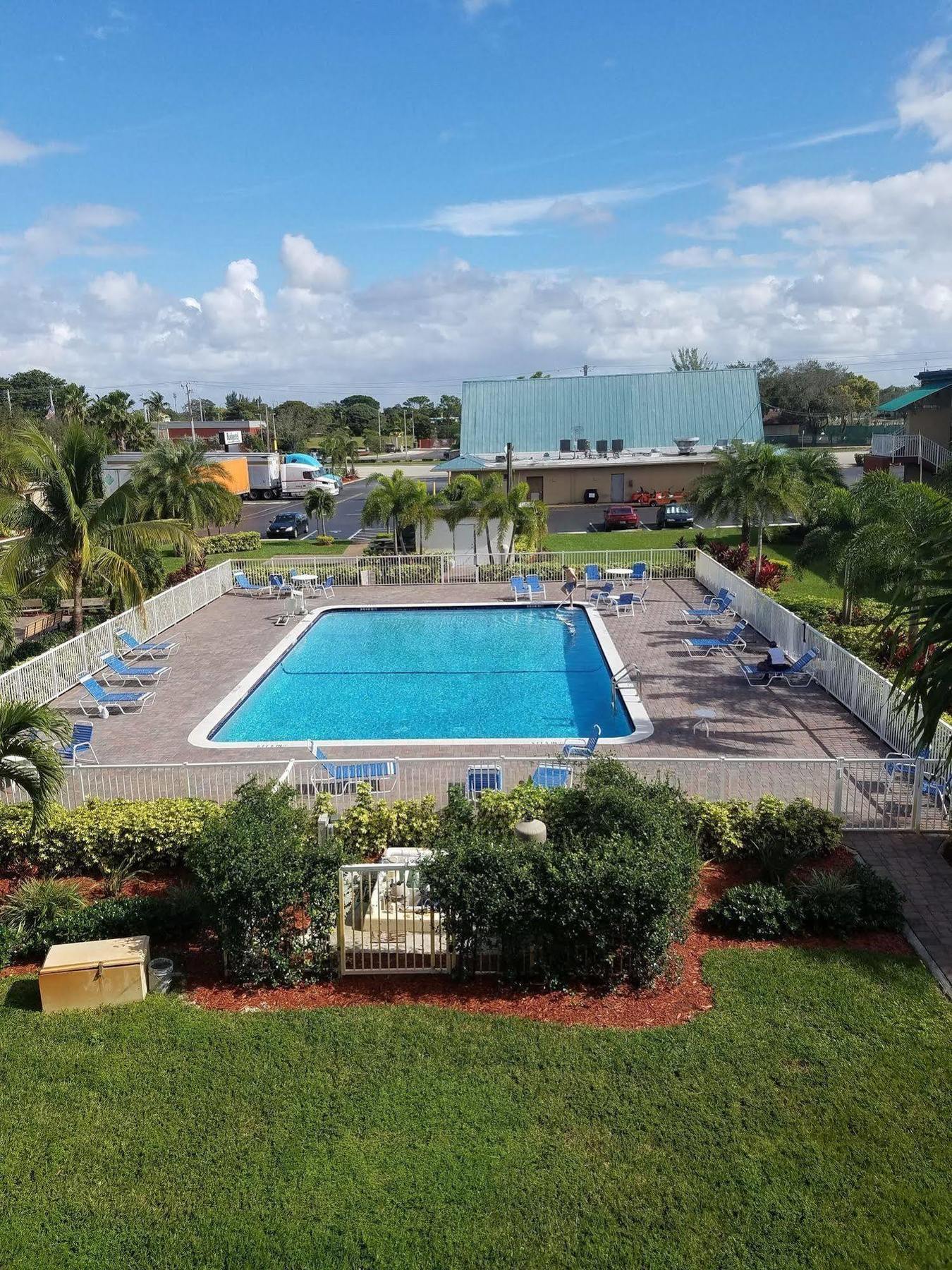 Budgetel Inn Pompano Beach Exterior photo